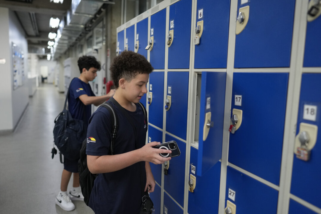 new-law-in-brazil-is-making-students-put-away-their-smartphones-at-school new-law-in-brazil-is-making-students-put-away-their-smartphones-at-school