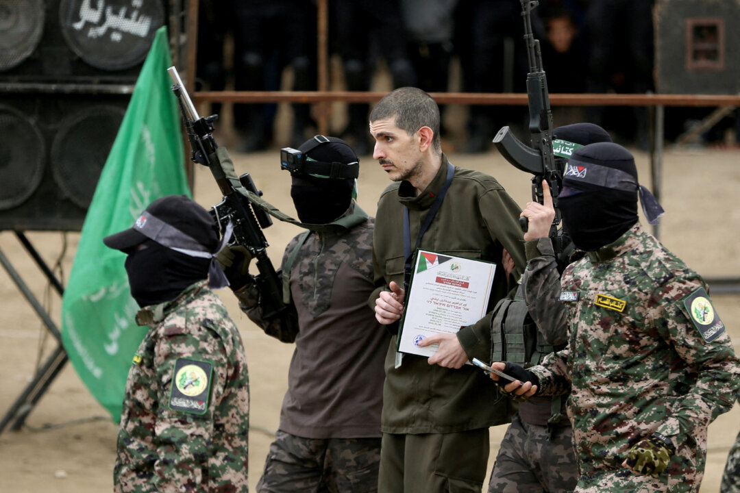 hamas-to-release-israeli-hostages-as-scheduled,-easing-threat-to-gaza-cease-fire hamas-to-release-israeli-hostages-as-scheduled,-easing-threat-to-gaza-cease-fire