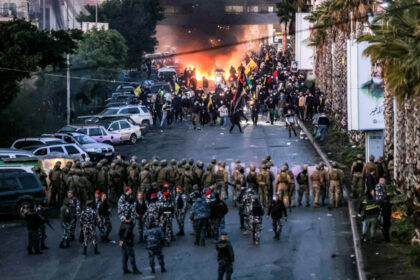 day-in-photos:-protests-in-beirut,-fire-at-peatland-forest,-and-art-deco-festival
