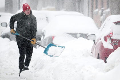 airport-delays-and-winter-storm-warnings-grip-canada,-but-weather-expected-to-ease-in-some-areas