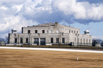 musk-signals-looking-into-gold-at-fort-knox—here’s-what-to-know