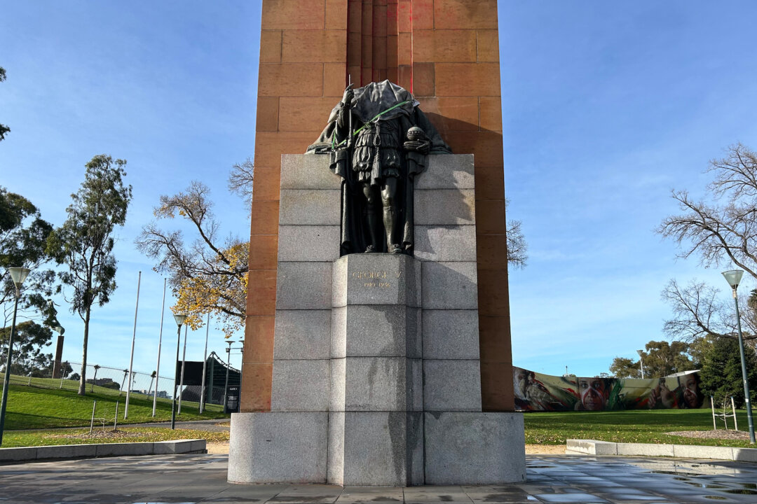 missing-king-george-v-statue-head-seen-burning-on-barbecue-in-video missing-king-george-v-statue-head-seen-burning-on-barbecue-in-video