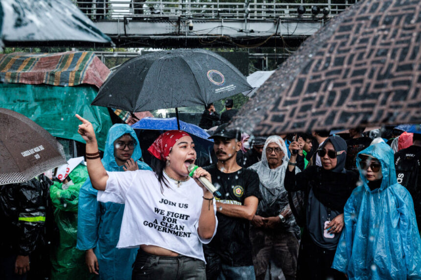 day-in-photos:-protests-in-indonesia,-howard-lutnick-sworn-in,-heavy-snow-in-turkey