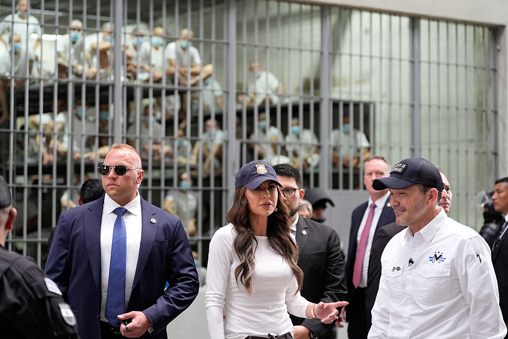 noem-visits-el-salvador-prison-holding-alleged-venezuelan-gang-members-deported-by-us