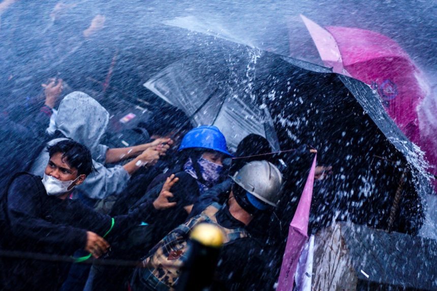 day-in-photos:-protests-in-indonesia,-fires-in-south-korea,-and-the-necropsy-of-a-baby-mammoth