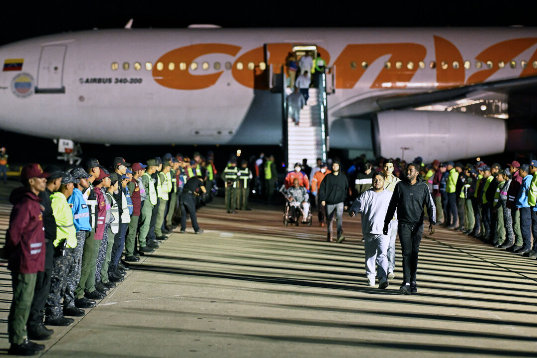 us-deportation-flight-carrying-illegal-immigrants-arrives-in-venezuela us-deportation-flight-carrying-illegal-immigrants-arrives-in-venezuela