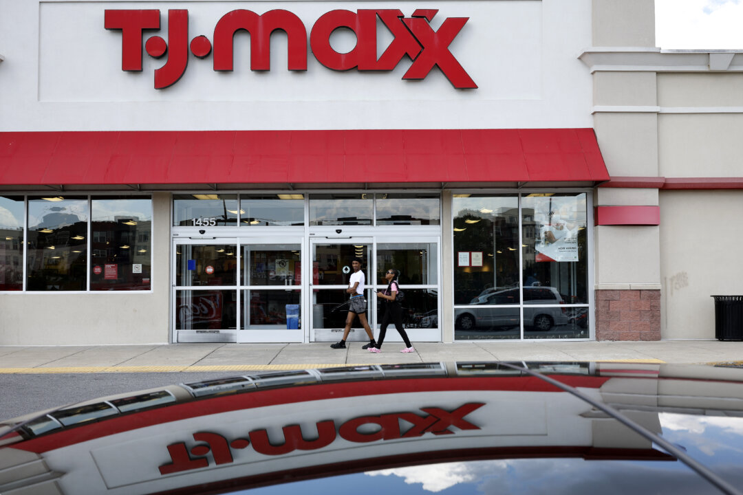 retail-roundup:-consumer-and-food-retailers-pressured-by-walmart’s-2025-outlook retail-roundup:-consumer-and-food-retailers-pressured-by-walmart’s-2025-outlook