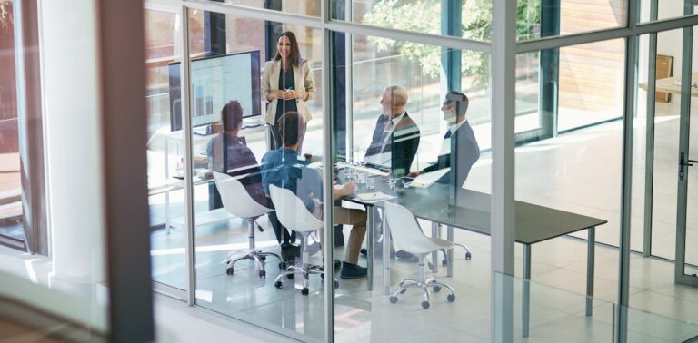 top-earners-are-increasingly-isolated-at-work-–-here’s-why-it-matters
