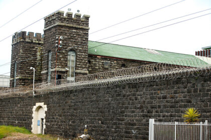 gangs-are-running-new-zealand’s-prisons,-new-report-says