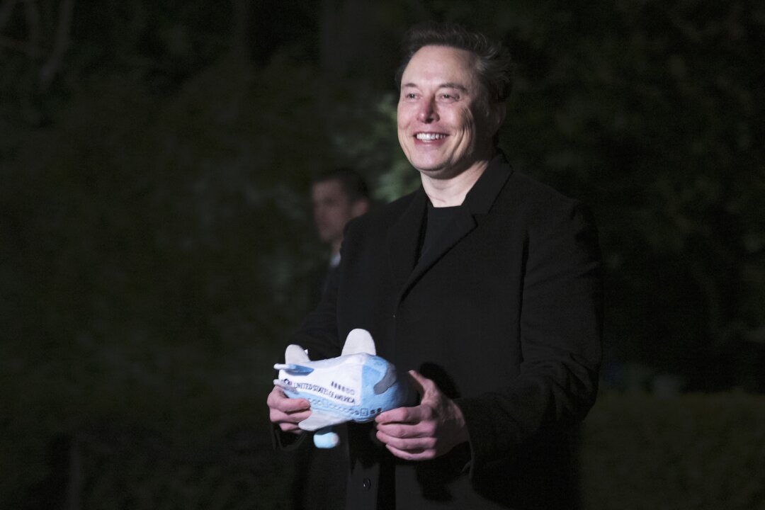 elon-musk-says-amtrak,-us-postal-service-should-be-privatized