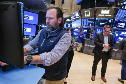 us-stocks-end-volatile-week-on-tariffs,-global-economy,-and-earnings