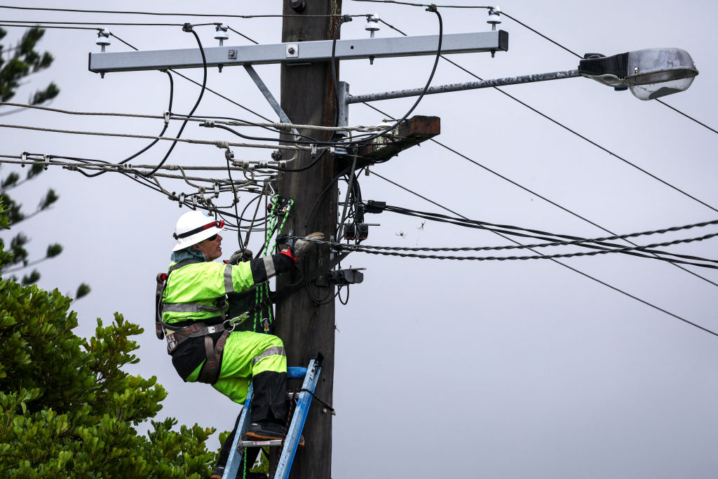 ex-tropical-cyclone-alfred-leaves-300,000-homes-without-power