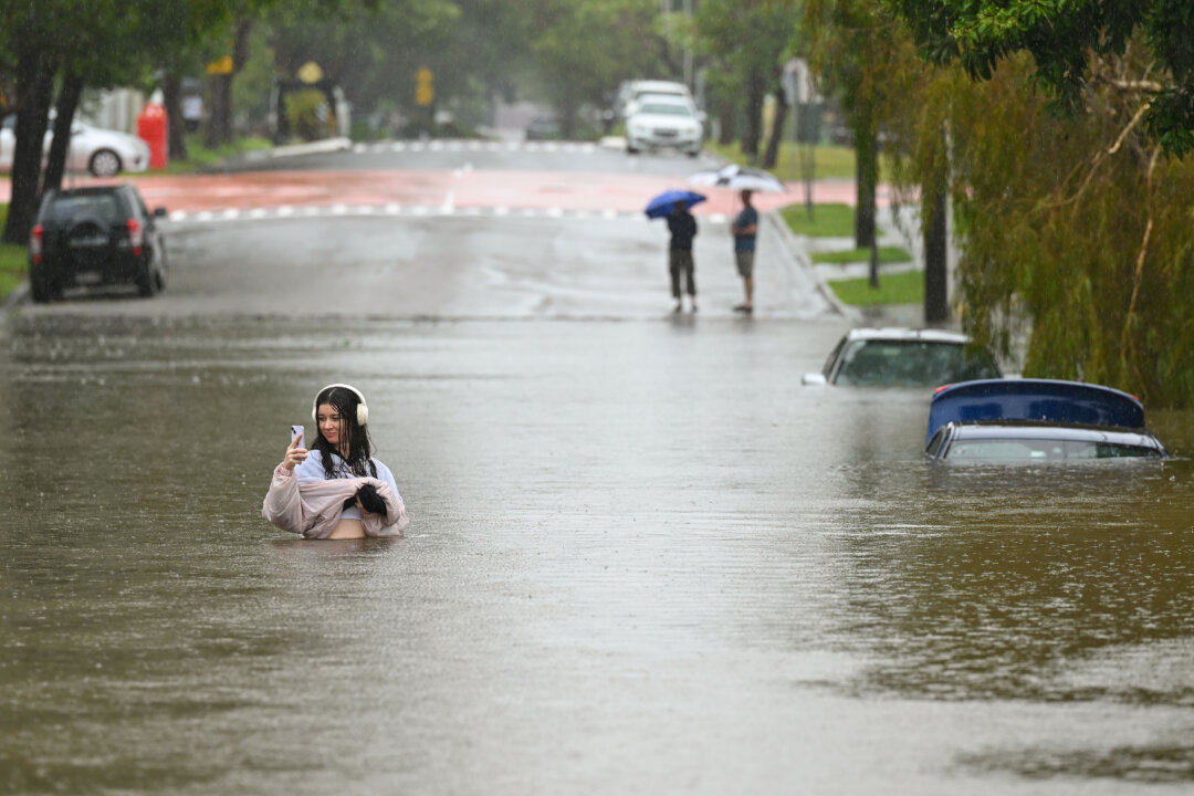 day-in-photos:-flooding-in-australia,-confrontation-outside-white-house,-rally-in-syria day-in-photos:-flooding-in-australia,-confrontation-outside-white-house,-rally-in-syria