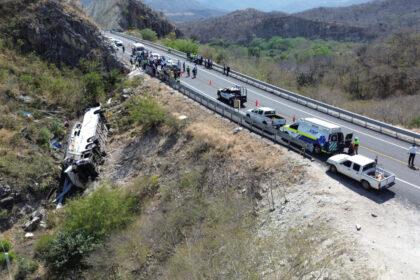 eleven-people-die-in-southern-mexico-after-bus-flips-over