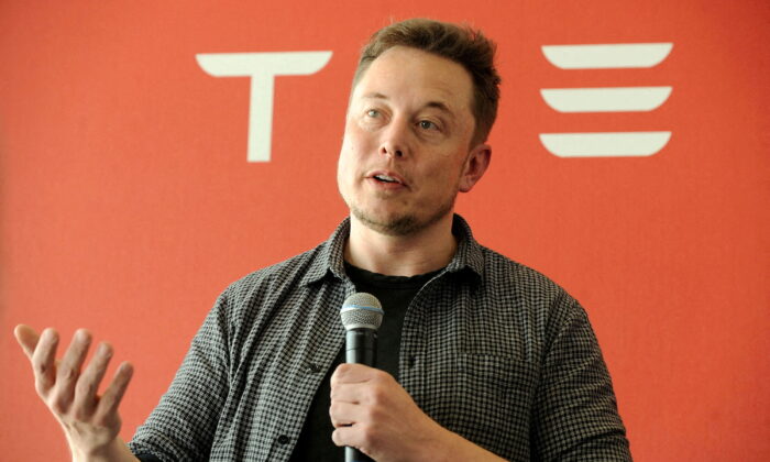 california-permit-lets-tesla-carry-passengers,-putting-it-on-the-road-to-robotaxis
