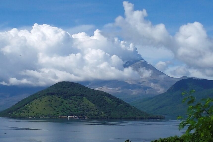indonesia’s-mount-lewotobi-laki-laki-volcano-erupts,-prompting-alert-level-to-be-raised