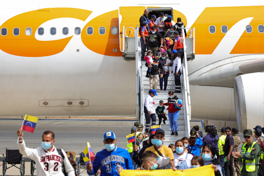 live-now:-us-deportation-flight-carrying-venezuelan-illegal-immigrants-arrives-in-caracas live-now:-us-deportation-flight-carrying-venezuelan-illegal-immigrants-arrives-in-caracas