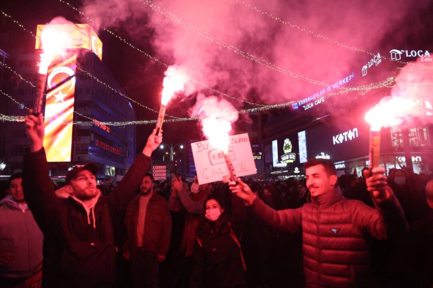 demonstrations-in-turkey-continue-for-jailed-istanbul-mayor