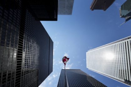 canadian-and-us-stocks-surge-higher-in-late-morning-trading