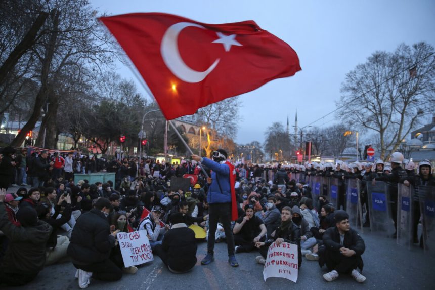 erdogan-condemns-‘movement-of-violence’-after-sixth-night-of-turkish-protests