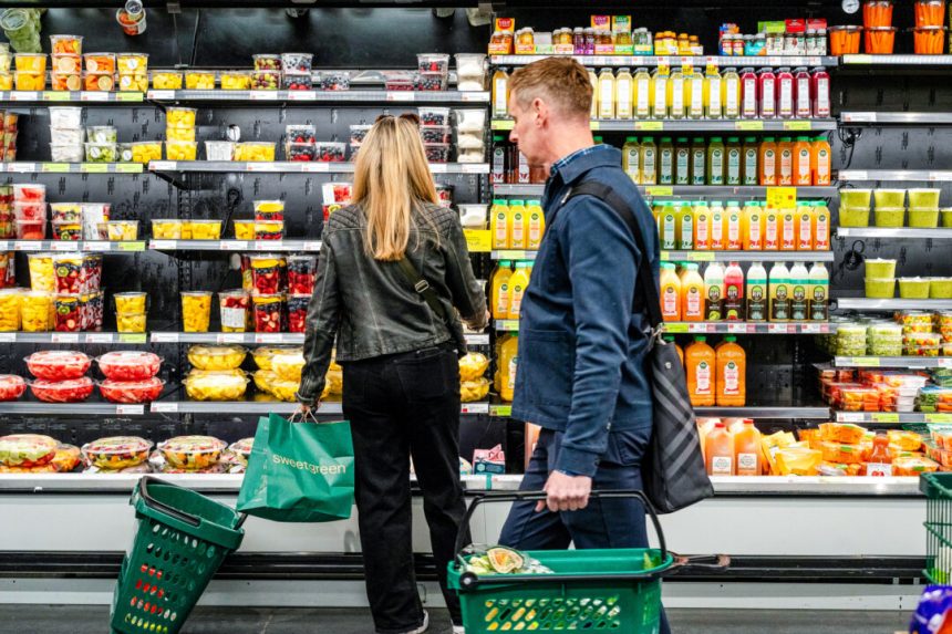 consumer-confidence-slumps-to-4-year-low