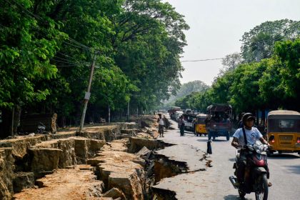 day-in-photos:-burma-after-deadly-earthquake,-new-tariffs,-and-air-balloon-festival