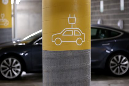 car-market-rebounds-on-back-of-hybrid-sales,-ev-growth-stalls