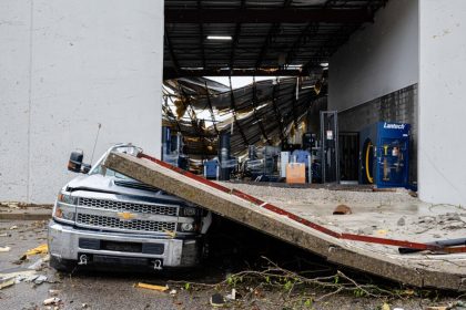 day-in-photos:-storms-and-tornadoes-in-us,-search-for-migrants-in-greece,-and-tulip-garden