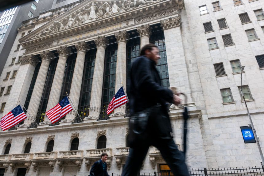 small-business-optimism-slips-as-owners-expect-worse-conditions,-lower-sales
