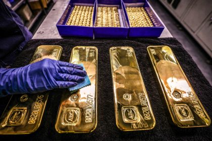 gold-hits-new-record-as-prices-breach-$3,200