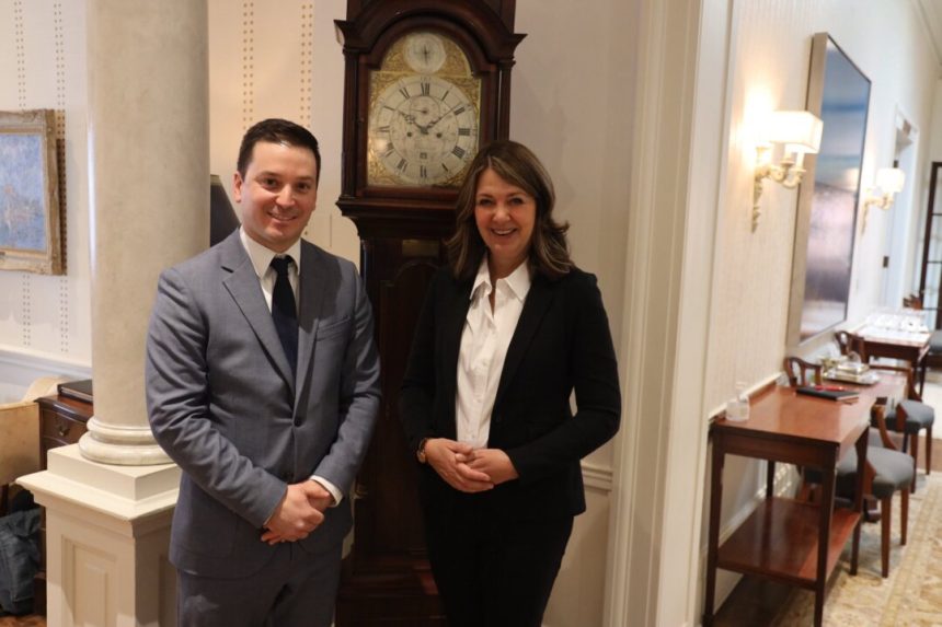 alberta-premier-smith-discusses-‘provincial-jurisdiction’-with-quebec-minister