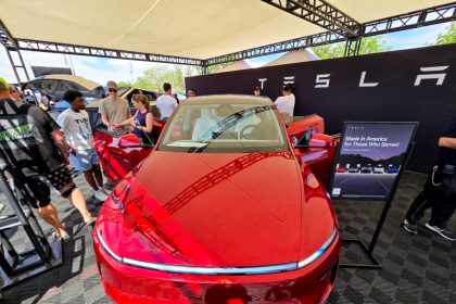 electrify-expo-draws-tesla-enthusiasts-to-phoenix