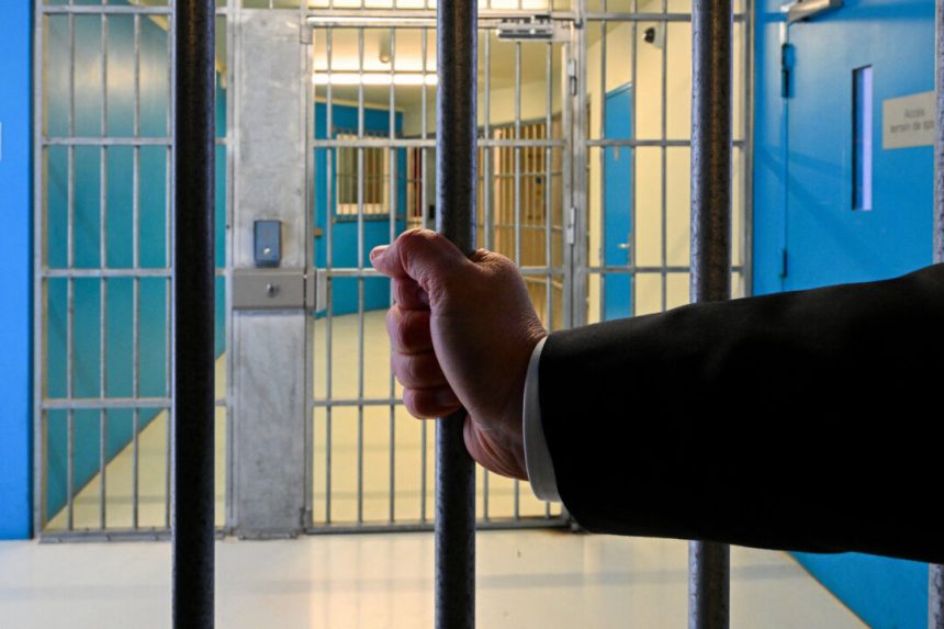 wave-of-prison-attacks-continues-in-france-for-second-night