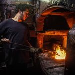 day-in-photos:-gold-prices,-snowfall-in-europe,-and-easter-market-in-vienna