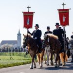 day-in-photos:-easter-across-the-world,-spacecraft-lands,-vance-in-italy