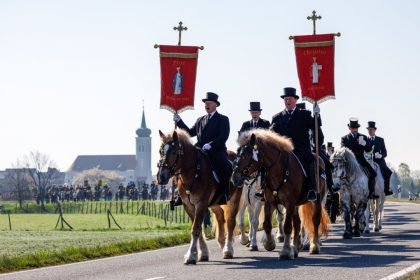 day-in-photos:-easter-across-the-world,-spacecraft-lands,-vance-in-italy