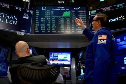 dow-jones-drops-1,000-points,-while-trump-again-calls-on-fed-to-lower-interest-rates