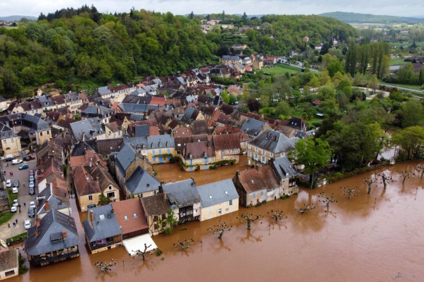 day-in-photos:-flood-in-france,-white-house-easter-eggs,-and-running-with-ponies