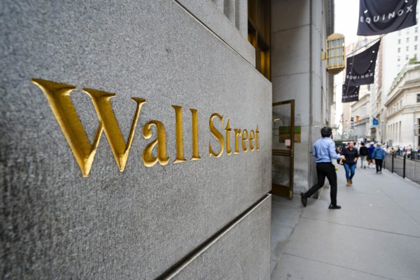 us-stocks-end-significantly-lower,-dow-falls-nearly-1,000-points