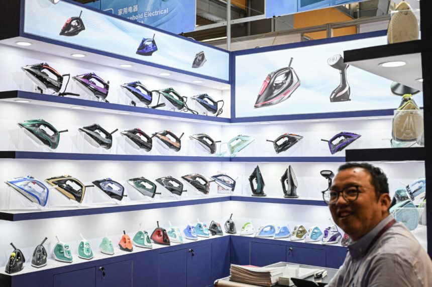 empty-aisles-at-canton-trade-fair-signal-china’s-export-pain