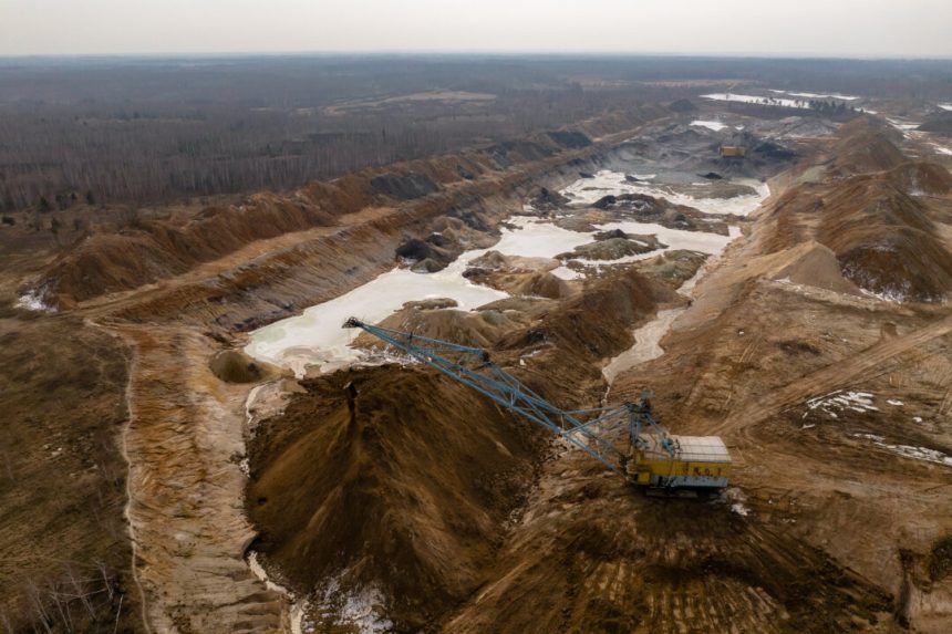 us,-ukraine-sign-minerals-deal