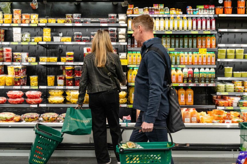 us-consumer-confidence-drops-for-fifth-consecutive-month