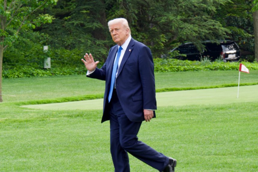 trump-downplays-recession-concerns-as-a-‘transition-period’-for-us
