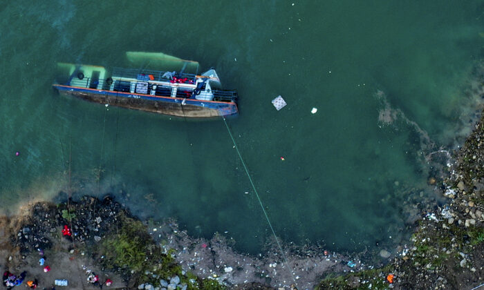 10-dead-after-tourist-boats-capsize-in-sudden-storm-in-southwest-china