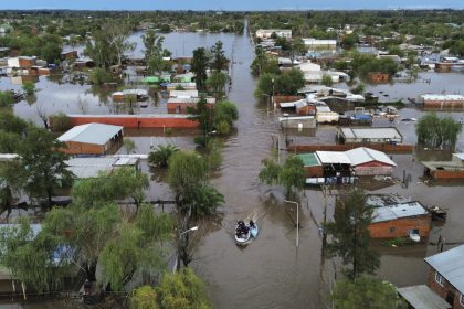 heavy-rainfall-floods-argentine-highways,-forces-evacuations