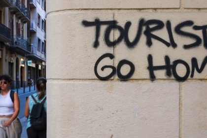 from-hotspot-to-flashpoint:-how-tourism-pushed-barcelona-to-breaking-point,-and-how-social-movements-are-fighting-back