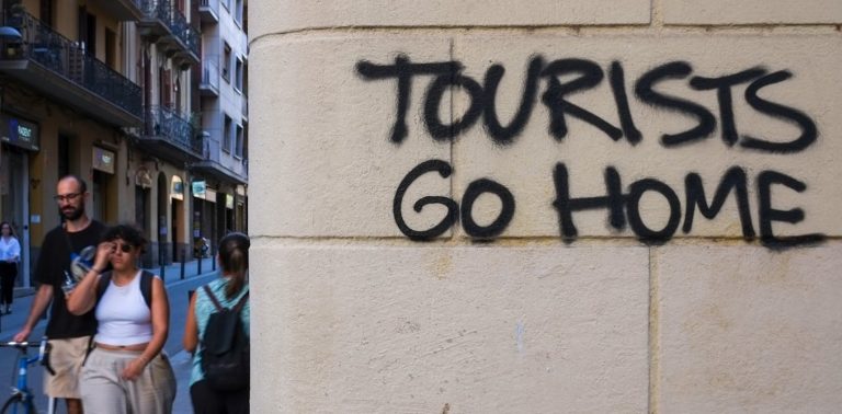 from-hotspot-to-flashpoint:-how-tourism-pushed-barcelona-to-breaking-point,-and-how-social-movements-are-fighting-back