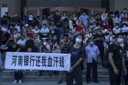chinese-bank-scandal-victims-attacked-by-security-while-petitioning-over-frozen-accounts,-source-says
