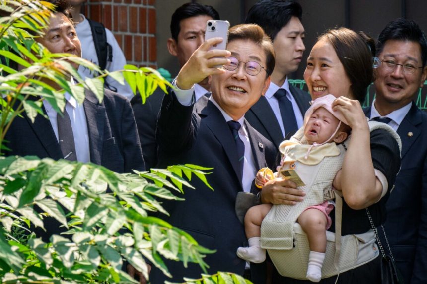 south-korea’s-presidential-hopefuls-make-final-push-before-election-day