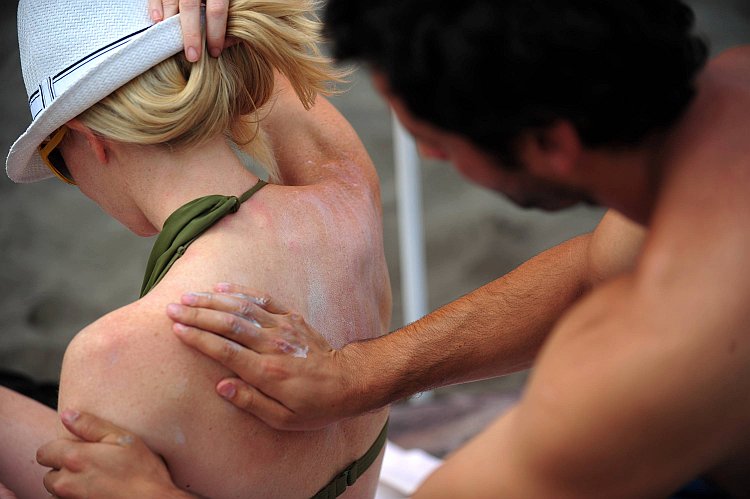 consumers-getting-burned-by-dubious-sunscreen-claims,-advocacy-group-finds
